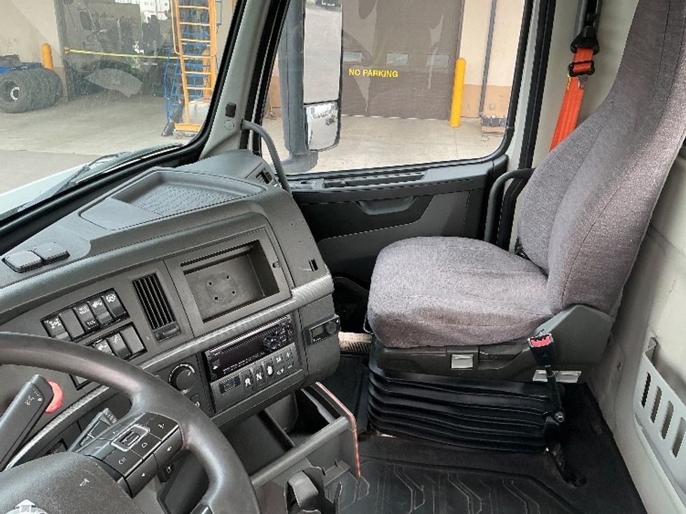 Day Cab Tractor-Heavy Duty Tractors-Volvo-2020-VNR64300-Rocky View County-AB-1,113,956\n\t\tkm-$ 35,000 - Image 12