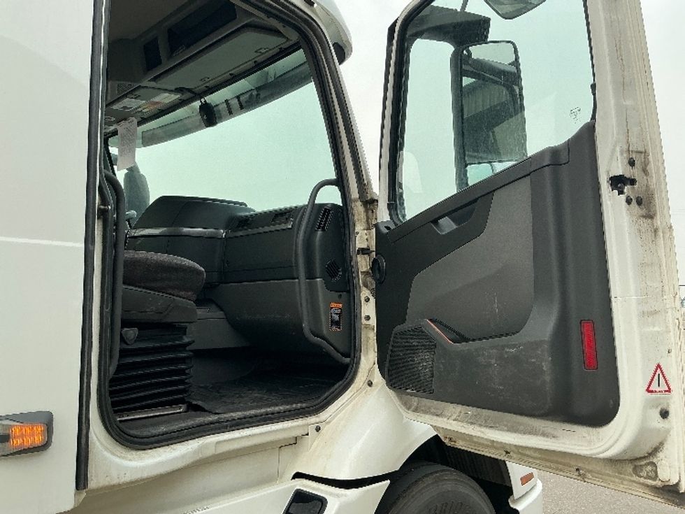 Day Cab Tractor-Heavy Duty Tractors-Volvo-2020-VNR64300-Rocky View County-AB-1,113,956\n\t\tkm-$ 35,000 - Image 13