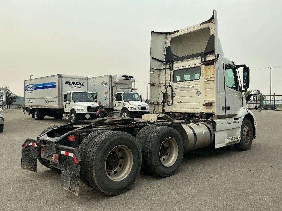 Day Cab Tractor-Heavy Duty Tractors-Volvo-2020-VNR64300-Rocky View County-AB-1,113,956\n\t\tkm-$ 35,000 - Image 7