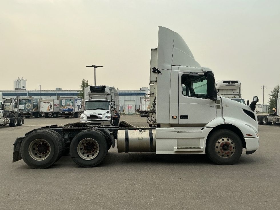 Day Cab Tractor-Heavy Duty Tractors-Volvo-2020-VNR64300-Rocky View County-AB-1,113,956\n\t\tkm-$ 35,000 - Image 8