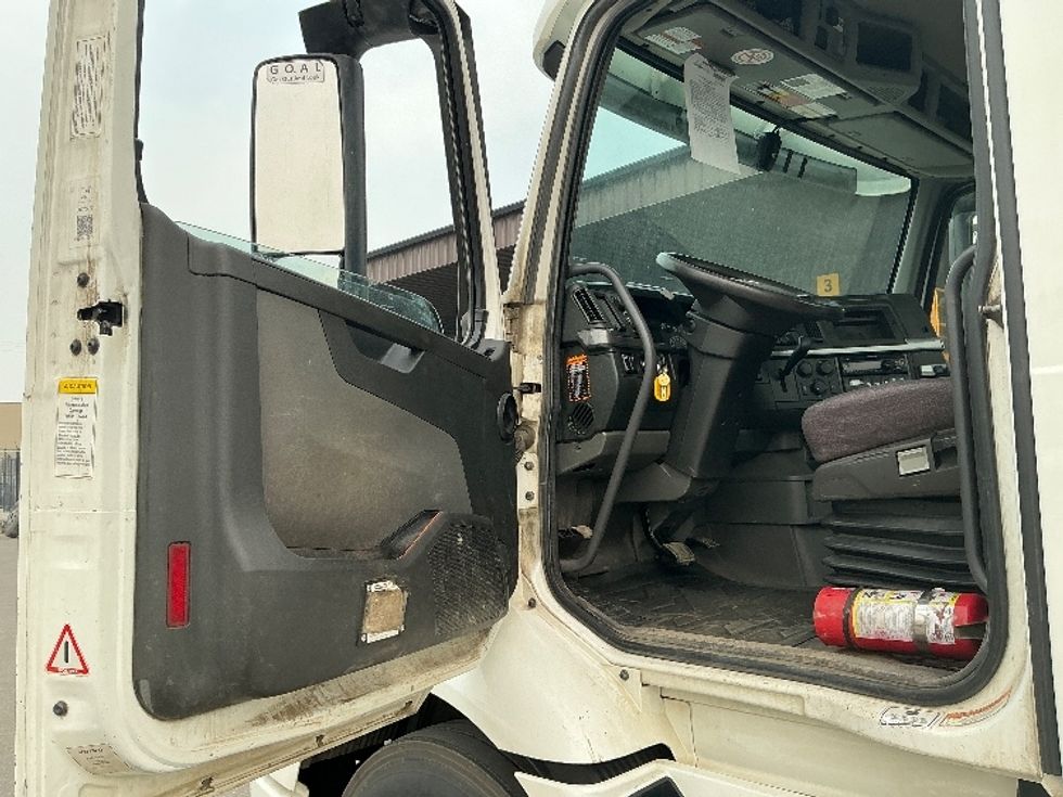Day Cab Tractor-Heavy Duty Tractors-Volvo-2020-VNR64300-Rocky View County-AB-1,113,956\n\t\tkm-$ 35,000 - Image 9