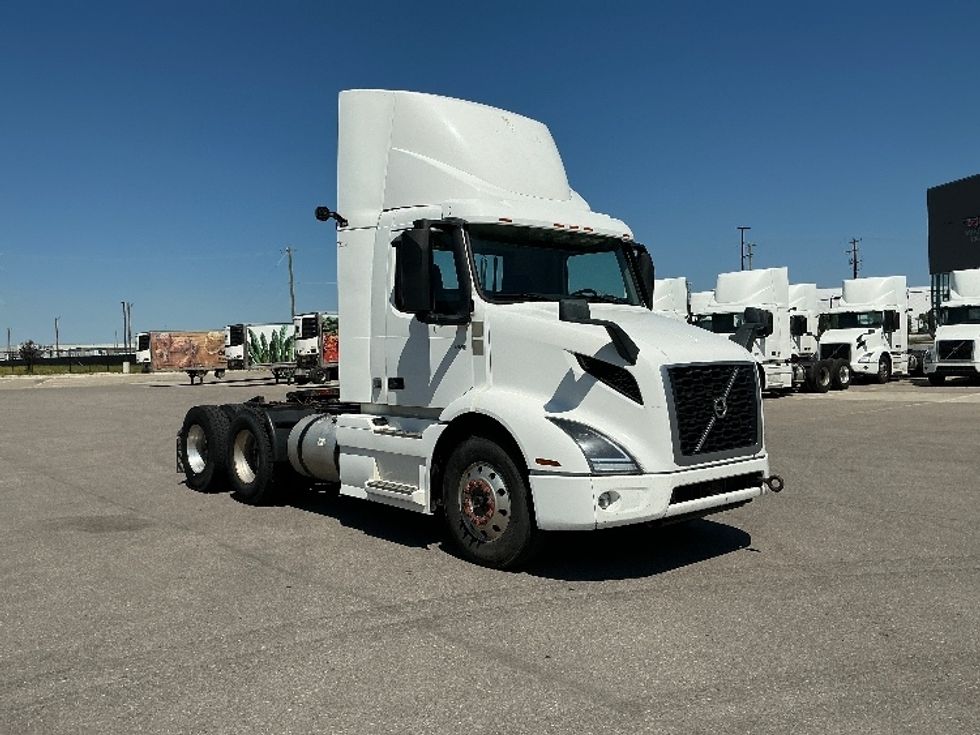 Day Cab Tractor-Heavy Duty Tractors-Volvo-2020-VNR64300-Rocky View County-AB-1,147,580\n\t\tkm-$ 28,750 - Image 1