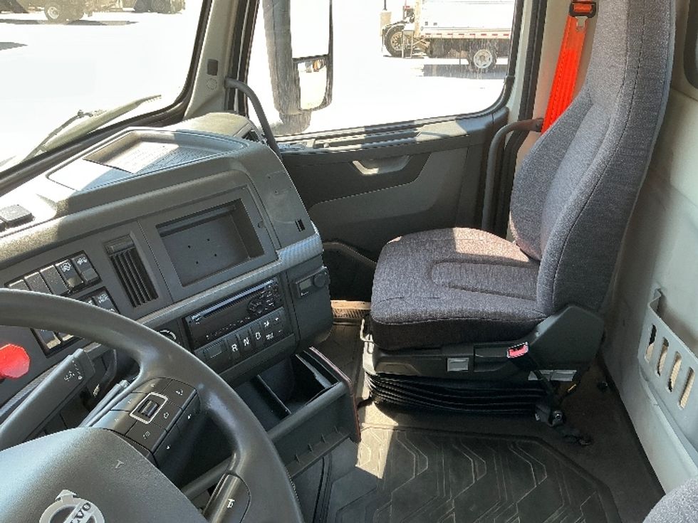 Day Cab Tractor-Heavy Duty Tractors-Volvo-2020-VNR64300-Rocky View County-AB-1,147,580\n\t\tkm-$ 28,750 - Image 10