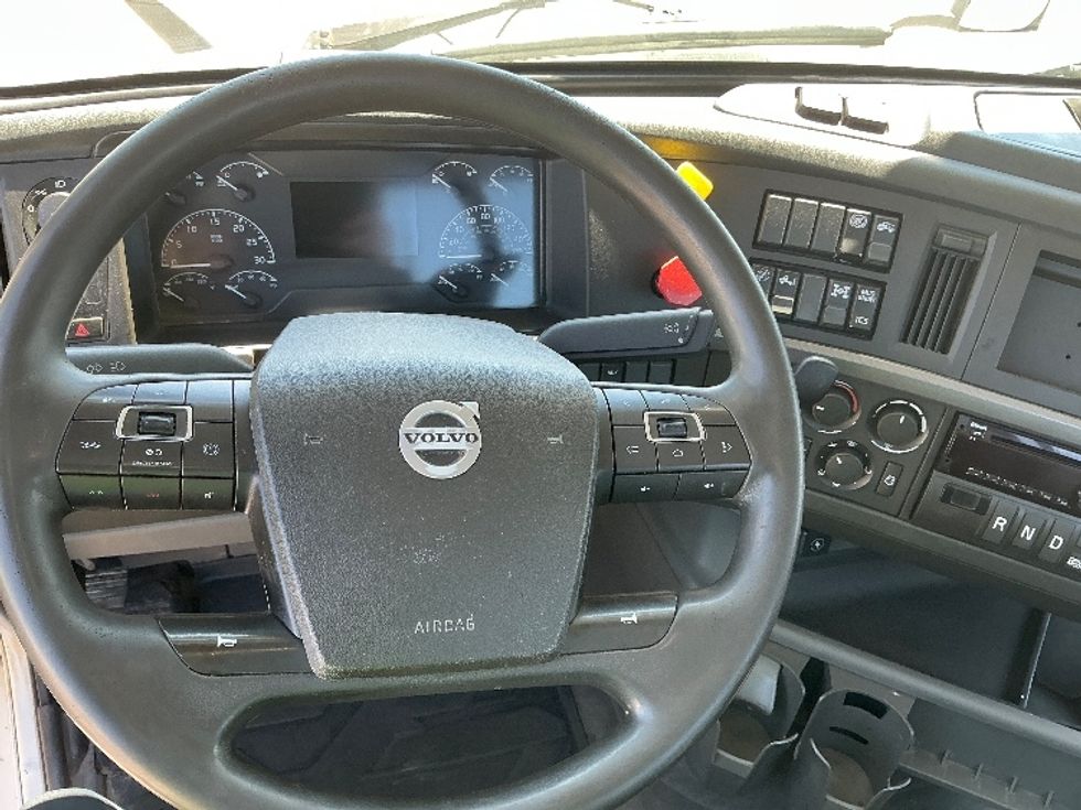 Day Cab Tractor-Heavy Duty Tractors-Volvo-2020-VNR64300-Rocky View County-AB-1,147,580\n\t\tkm-$ 28,750 - Image 11