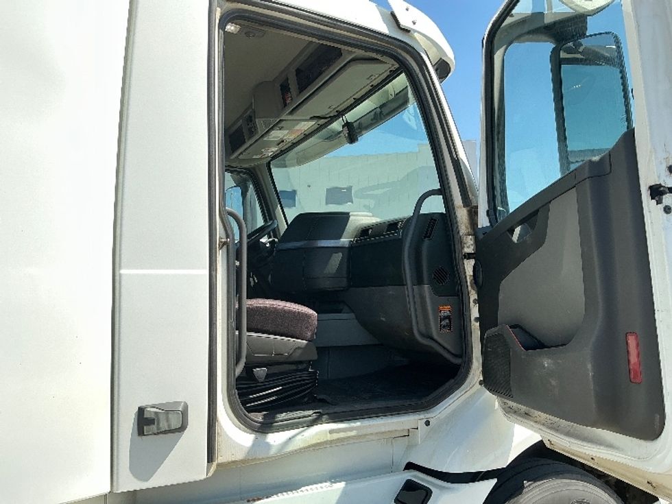 Day Cab Tractor-Heavy Duty Tractors-Volvo-2020-VNR64300-Rocky View County-AB-1,147,580\n\t\tkm-$ 28,750 - Image 12