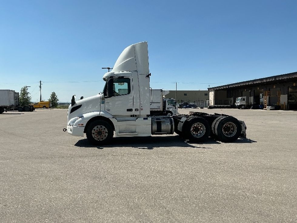 Day Cab Tractor-Heavy Duty Tractors-Volvo-2020-VNR64300-Rocky View County-AB-1,147,580\n\t\tkm-$ 28,750 - Image 4