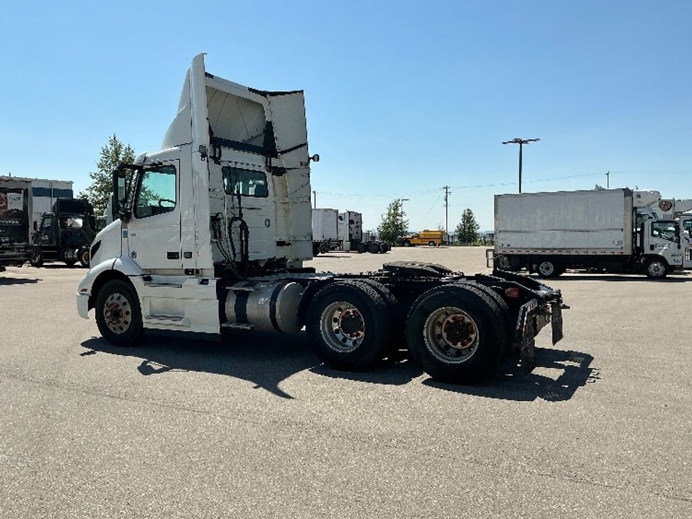 Day Cab Tractor-Heavy Duty Tractors-Volvo-2020-VNR64300-Rocky View County-AB-1,147,580\n\t\tkm-$ 28,750 - Image 5