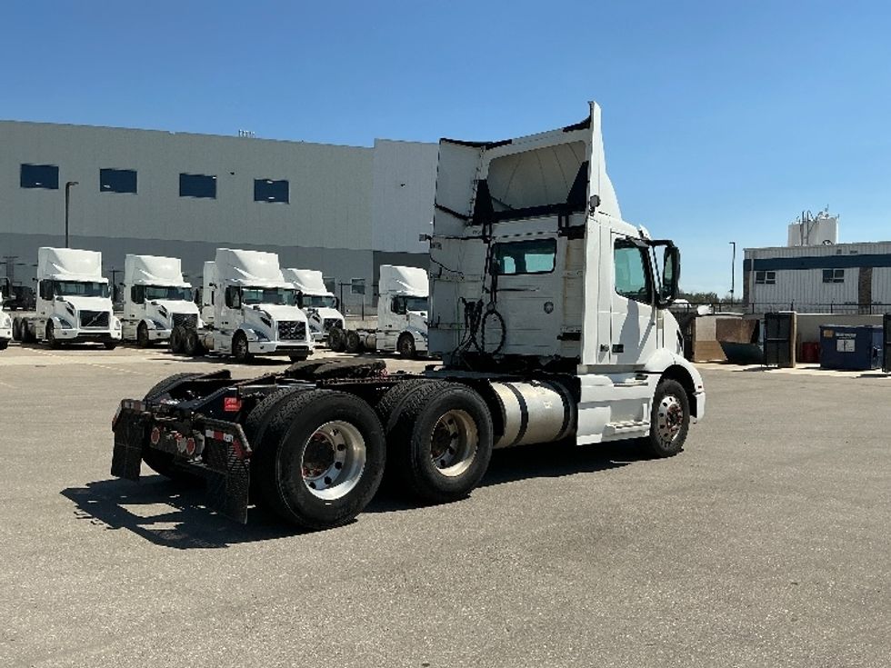 Day Cab Tractor-Heavy Duty Tractors-Volvo-2020-VNR64300-Rocky View County-AB-1,147,580\n\t\tkm-$ 28,750 - Image 7