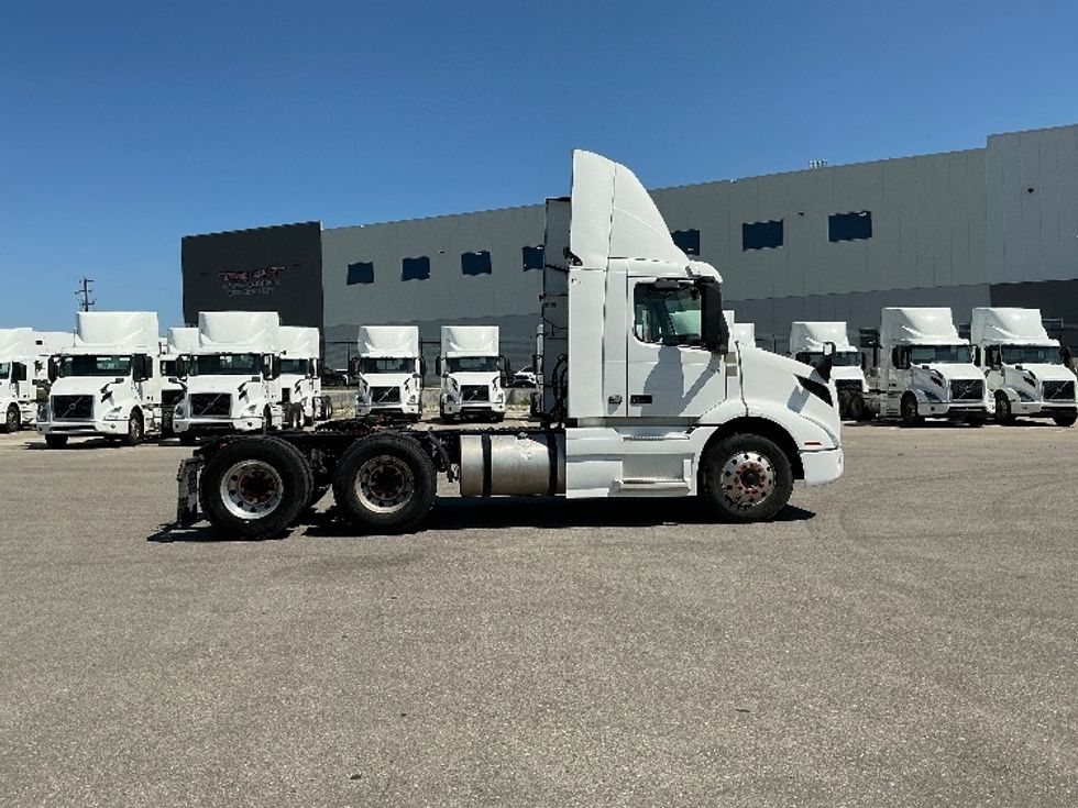Day Cab Tractor-Heavy Duty Tractors-Volvo-2020-VNR64300-Rocky View County-AB-1,147,580\n\t\tkm-$ 28,750 - Image 8