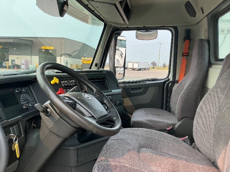 Day Cab Tractor-Heavy Duty Tractors-Volvo-2020-VNR64300-Rocky View County-AB-1,147,658\n\t\tkm-$ 28,750 - Image 10