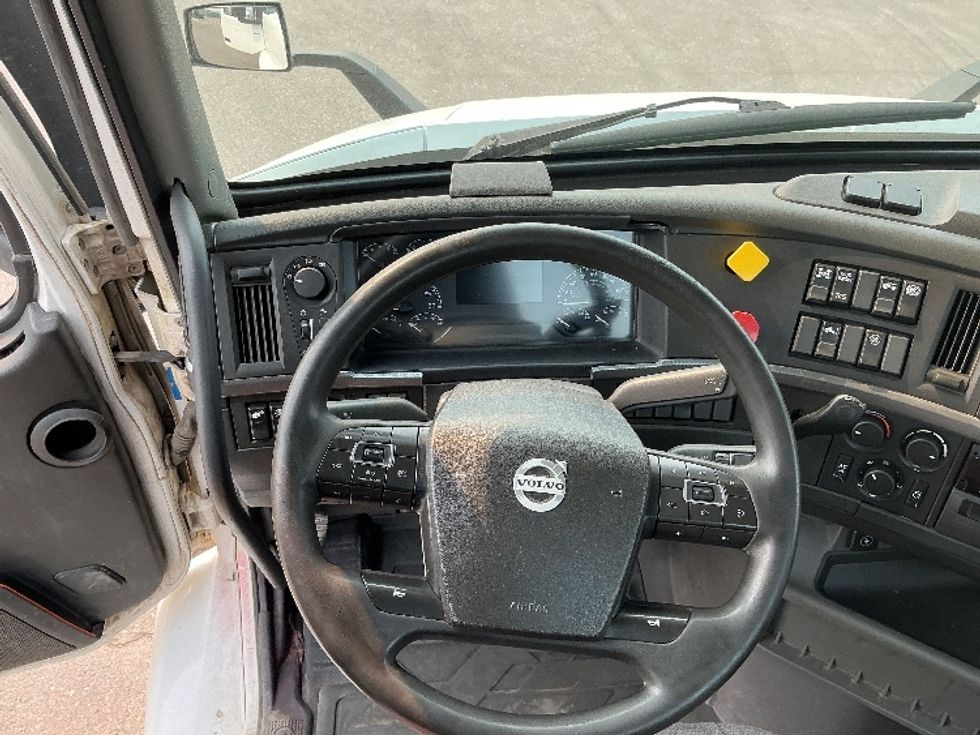 Day Cab Tractor-Heavy Duty Tractors-Volvo-2020-VNR64300-Rocky View County-AB-1,147,658\n\t\tkm-$ 28,750 - Image 11