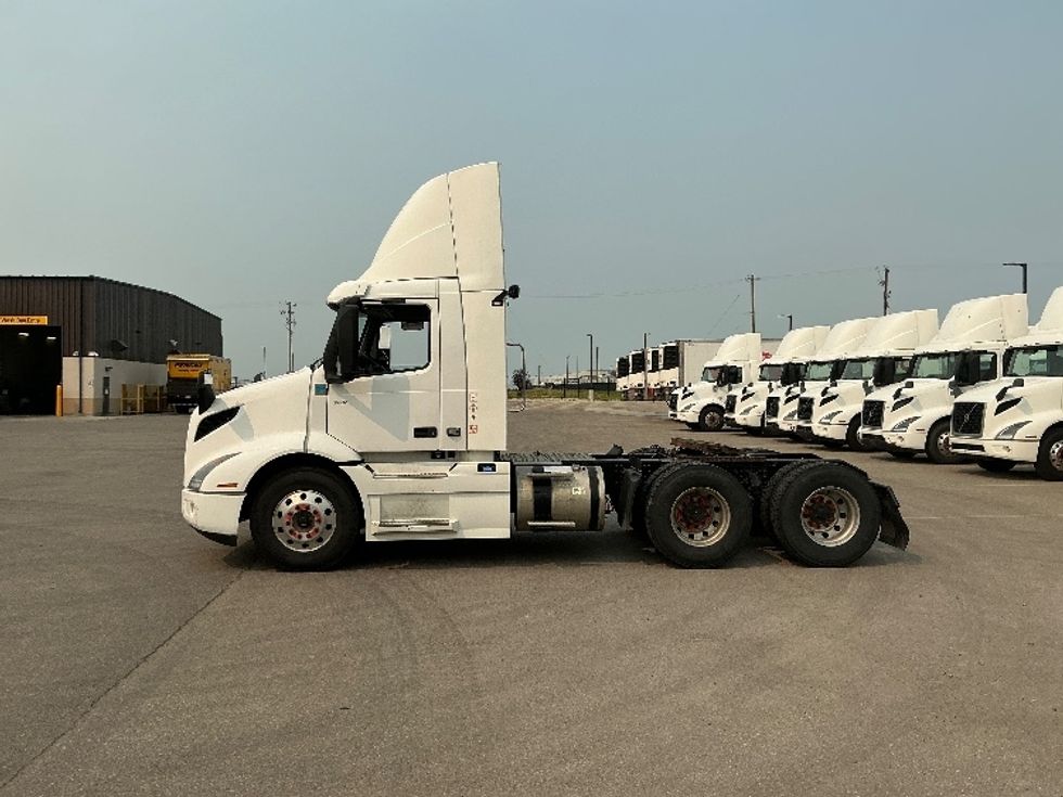 Day Cab Tractor-Heavy Duty Tractors-Volvo-2020-VNR64300-Rocky View County-AB-1,147,658\n\t\tkm-$ 28,750 - Image 4