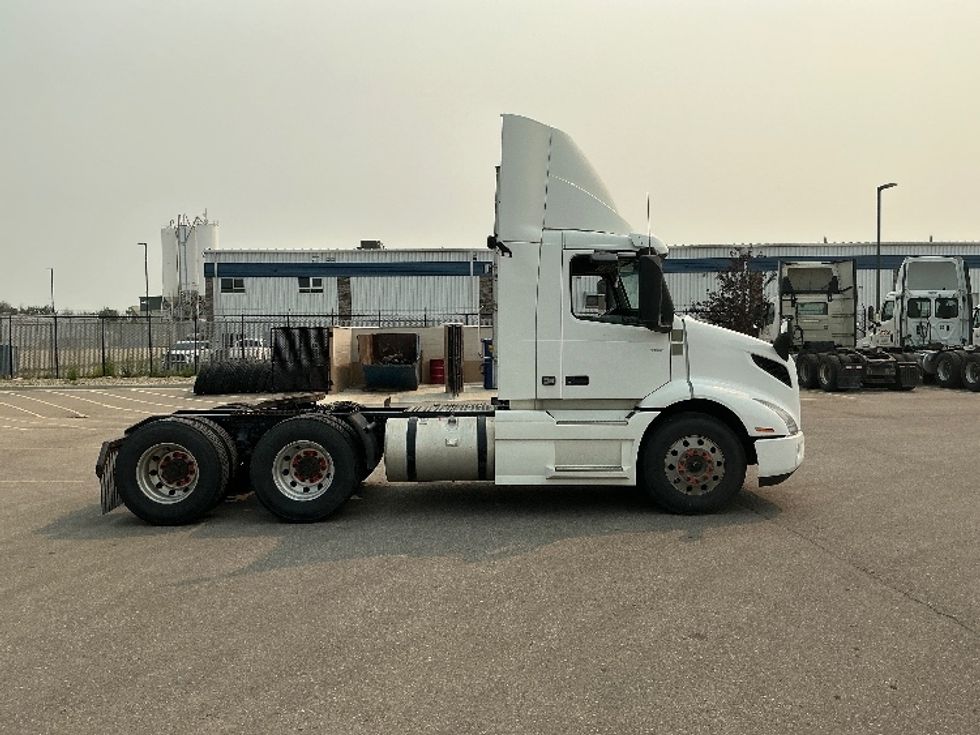 Day Cab Tractor-Heavy Duty Tractors-Volvo-2020-VNR64300-Rocky View County-AB-1,147,658\n\t\tkm-$ 28,750 - Image 8