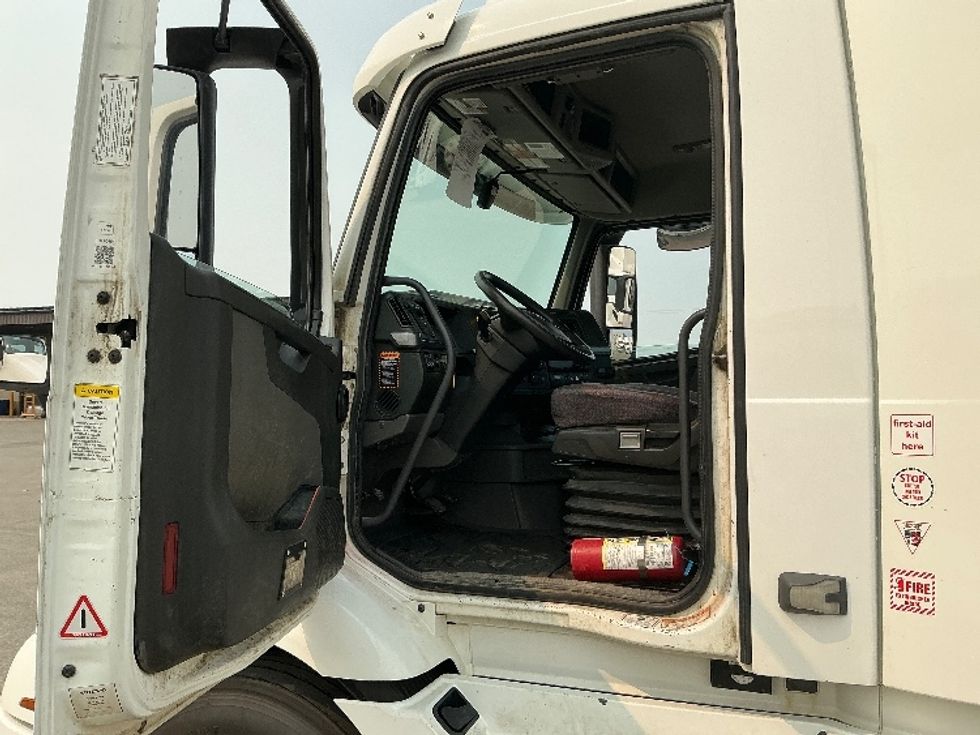 Day Cab Tractor-Heavy Duty Tractors-Volvo-2020-VNR64300-Rocky View County-AB-1,147,658\n\t\tkm-$ 28,750 - Image 9
