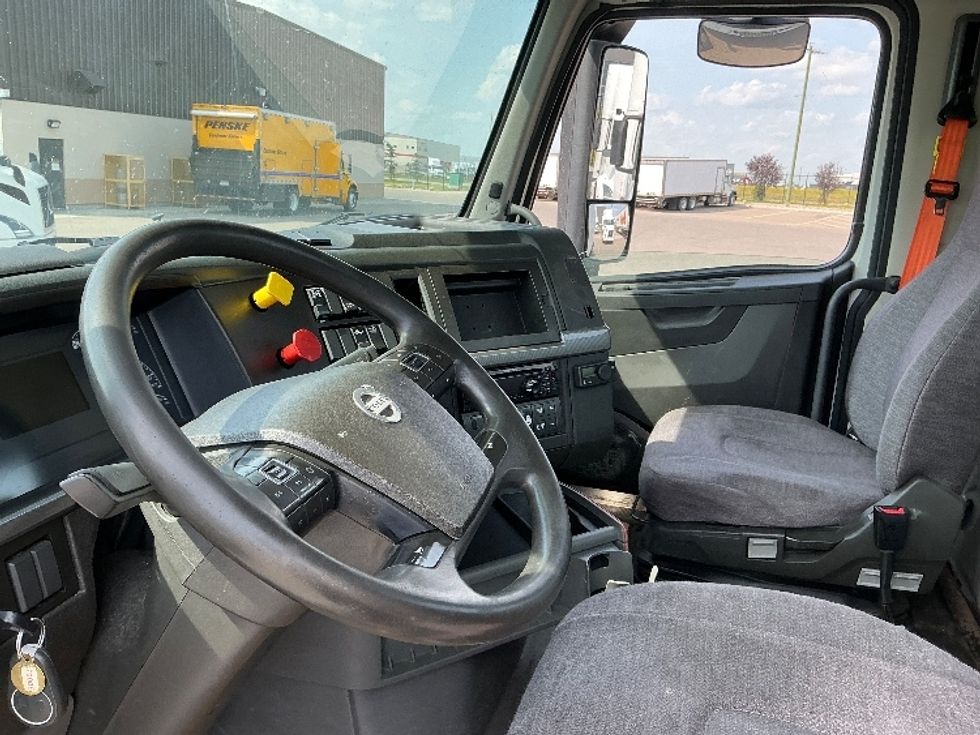 Day Cab Tractor-Heavy Duty Tractors-Volvo-2020-VNR64300-Rocky View County-AB-1,165,209\n\t\tkm-$ 28,750 - Image 10