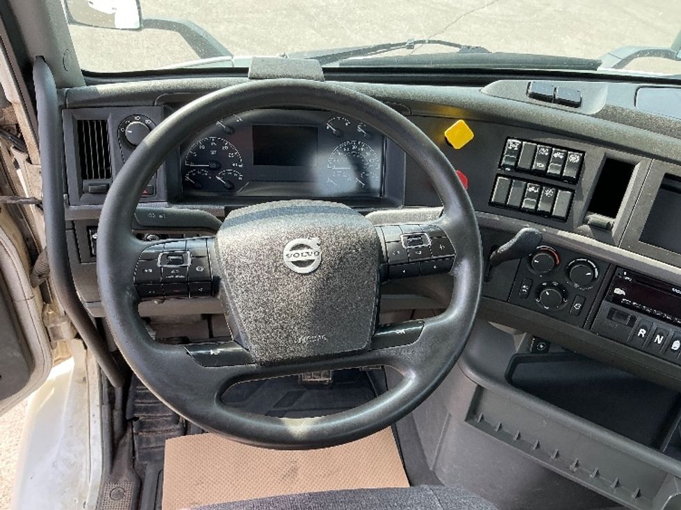 Day Cab Tractor-Heavy Duty Tractors-Volvo-2020-VNR64300-Rocky View County-AB-1,165,209\n\t\tkm-$ 28,750 - Image 11