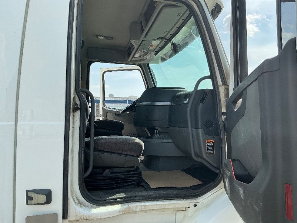 Day Cab Tractor-Heavy Duty Tractors-Volvo-2020-VNR64300-Rocky View County-AB-1,165,209\n\t\tkm-$ 28,750 - Image 12