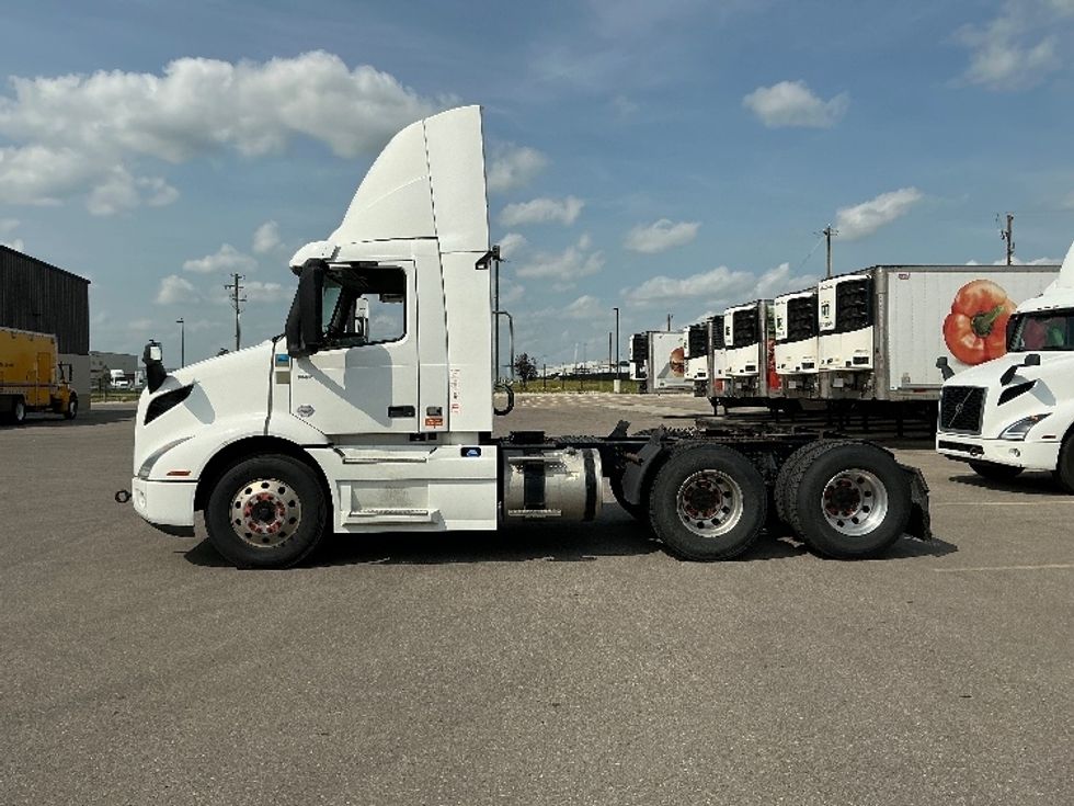 Day Cab Tractor-Heavy Duty Tractors-Volvo-2020-VNR64300-Rocky View County-AB-1,165,209\n\t\tkm-$ 28,750 - Image 4
