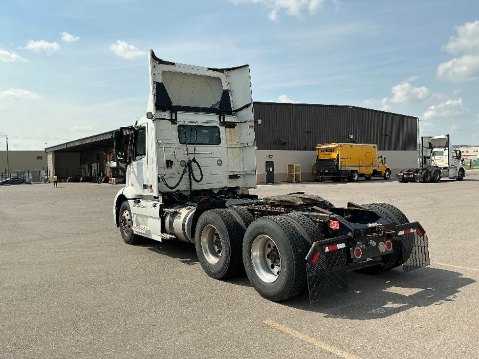 Day Cab Tractor-Heavy Duty Tractors-Volvo-2020-VNR64300-Rocky View County-AB-1,165,209\n\t\tkm-$ 28,750 - Image 5
