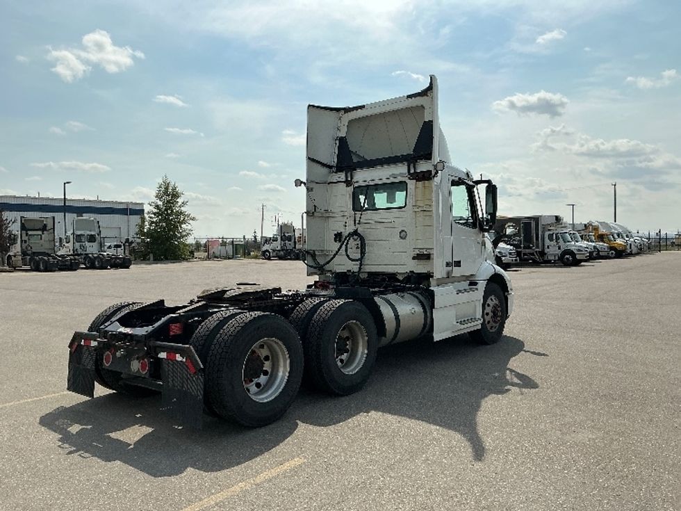 Day Cab Tractor-Heavy Duty Tractors-Volvo-2020-VNR64300-Rocky View County-AB-1,165,209\n\t\tkm-$ 28,750 - Image 7