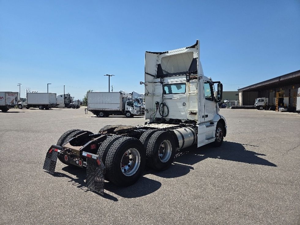 Day Cab Tractor-Heavy Duty Tractors-Volvo-2020-VNR64300-Rocky View County-AB-1,175,193\n\t\tkm-$ 28,750 - Image 7