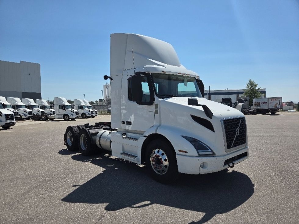 Day Cab Tractor-Heavy Duty Tractors-Volvo-2020-VNR64300-Rocky View County-AB-1,182,824\n\t\tkm-$ 28,750 - Image 1
