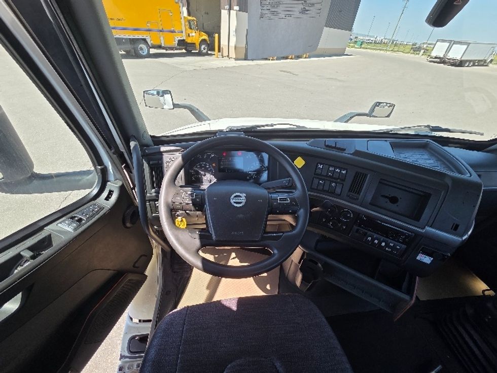 Day Cab Tractor-Heavy Duty Tractors-Volvo-2020-VNR64300-Rocky View County-AB-1,182,824\n\t\tkm-$ 28,750 - Image 10