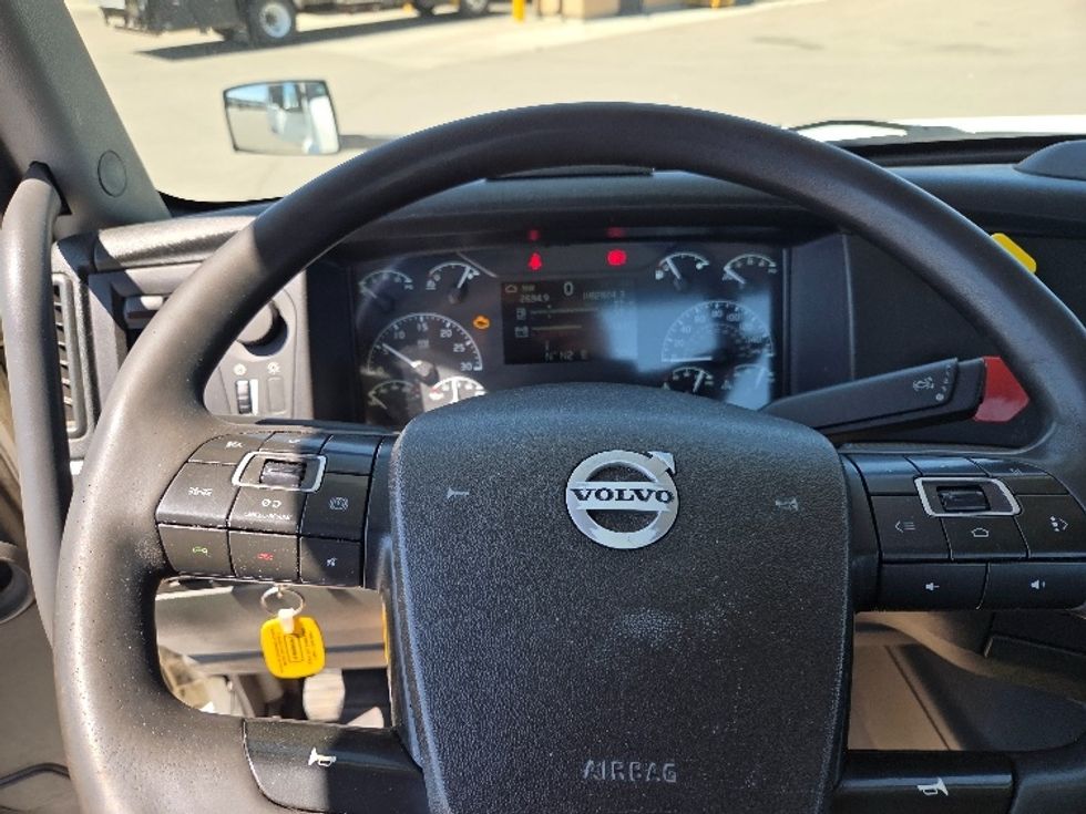 Day Cab Tractor-Heavy Duty Tractors-Volvo-2020-VNR64300-Rocky View County-AB-1,182,824\n\t\tkm-$ 28,750 - Image 11
