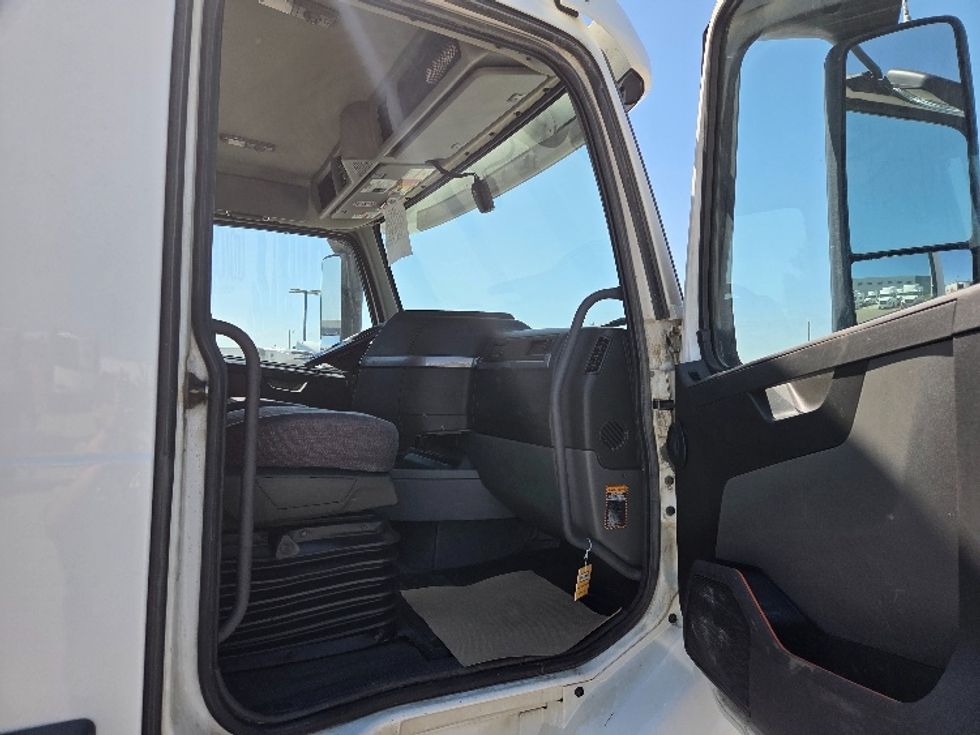 Day Cab Tractor-Heavy Duty Tractors-Volvo-2020-VNR64300-Rocky View County-AB-1,182,824\n\t\tkm-$ 28,750 - Image 12