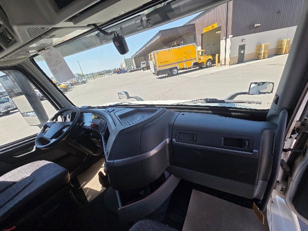 Day Cab Tractor-Heavy Duty Tractors-Volvo-2020-VNR64300-Rocky View County-AB-1,182,824\n\t\tkm-$ 28,750 - Image 13