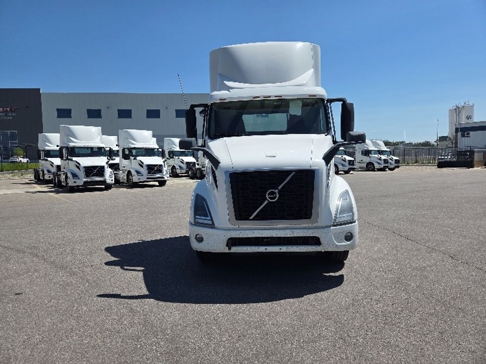 Day Cab Tractor-Heavy Duty Tractors-Volvo-2020-VNR64300-Rocky View County-AB-1,182,824\n\t\tkm-$ 28,750 - Image 2