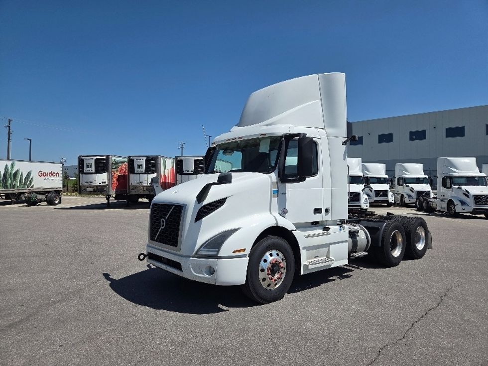 Day Cab Tractor-Heavy Duty Tractors-Volvo-2020-VNR64300-Rocky View County-AB-1,182,824\n\t\tkm-$ 28,750 - Image 3