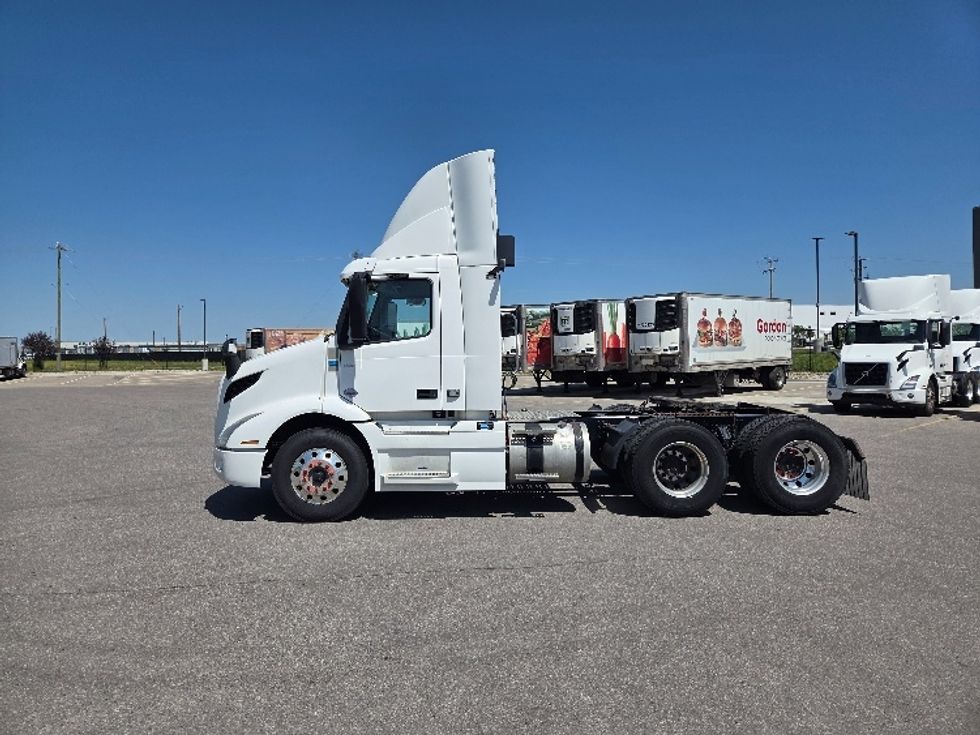 Day Cab Tractor-Heavy Duty Tractors-Volvo-2020-VNR64300-Rocky View County-AB-1,182,824\n\t\tkm-$ 28,750 - Image 4