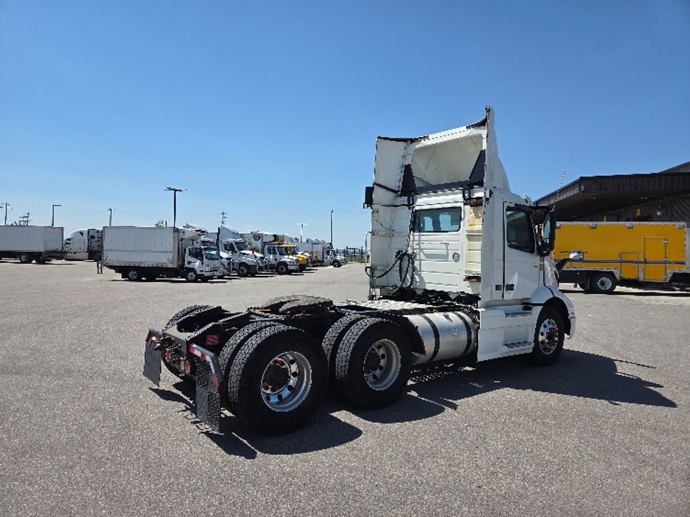 Day Cab Tractor-Heavy Duty Tractors-Volvo-2020-VNR64300-Rocky View County-AB-1,182,824\n\t\tkm-$ 28,750 - Image 7
