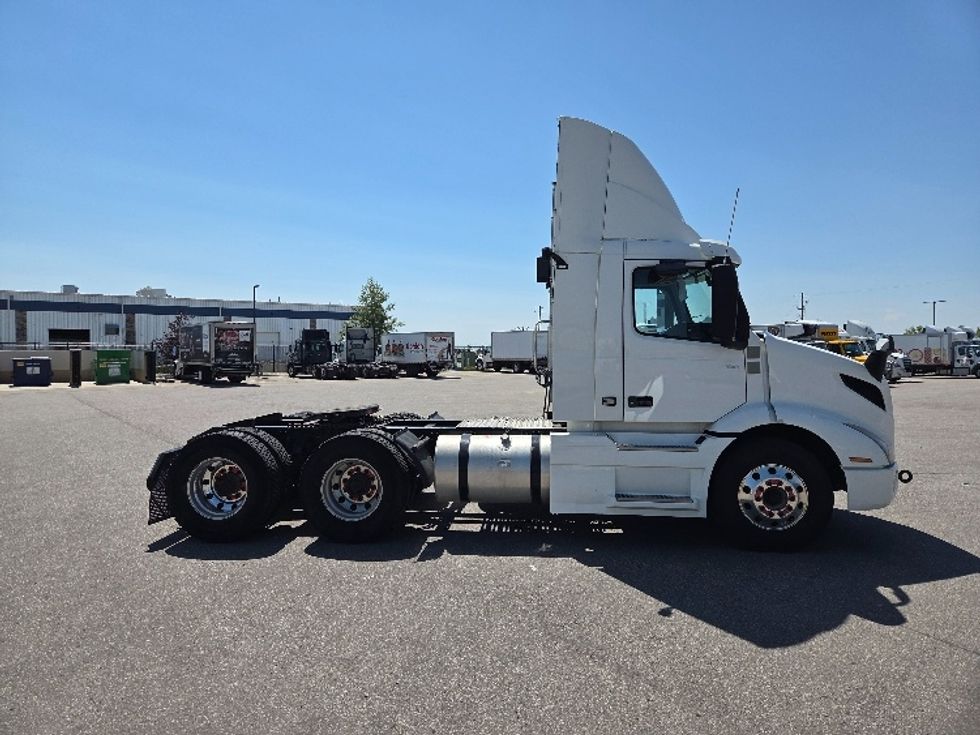 Day Cab Tractor-Heavy Duty Tractors-Volvo-2020-VNR64300-Rocky View County-AB-1,182,824\n\t\tkm-$ 28,750 - Image 8