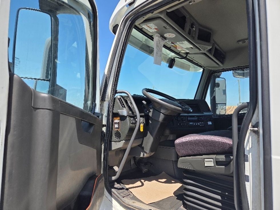 Day Cab Tractor-Heavy Duty Tractors-Volvo-2020-VNR64300-Rocky View County-AB-1,182,824\n\t\tkm-$ 28,750 - Image 9
