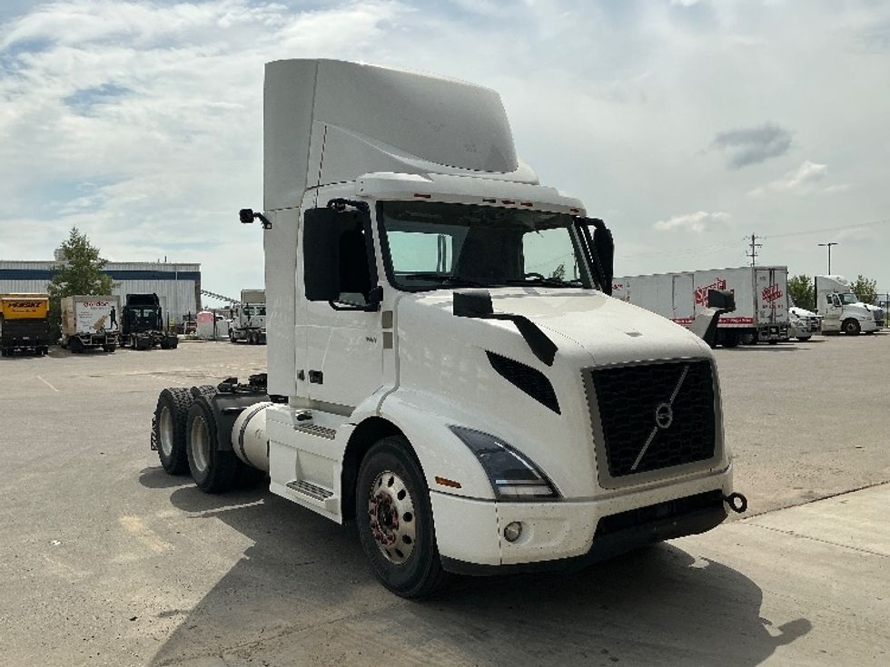 Day Cab Tractor-Heavy Duty Tractors-Volvo-2020-VNR64300-Rocky View County-AB-1,211,866\n\t\tkm-$ 28,750 - Image 1
