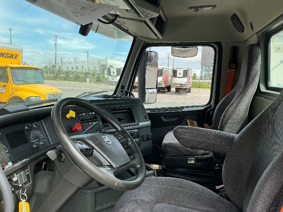 Day Cab Tractor-Heavy Duty Tractors-Volvo-2020-VNR64300-Rocky View County-AB-1,211,866\n\t\tkm-$ 28,750 - Image 10