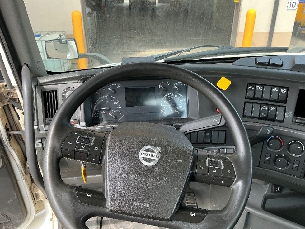 Day Cab Tractor-Heavy Duty Tractors-Volvo-2020-VNR64300-Rocky View County-AB-1,211,866\n\t\tkm-$ 28,750 - Image 11