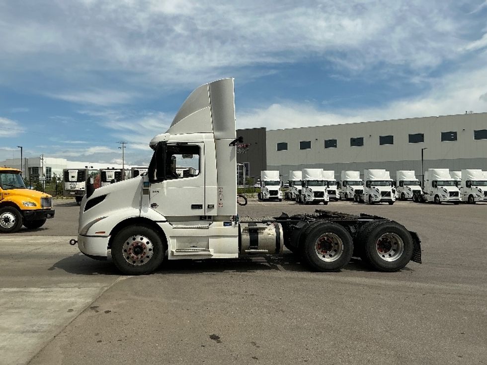 Day Cab Tractor-Heavy Duty Tractors-Volvo-2020-VNR64300-Rocky View County-AB-1,211,866\n\t\tkm-$ 28,750 - Image 4