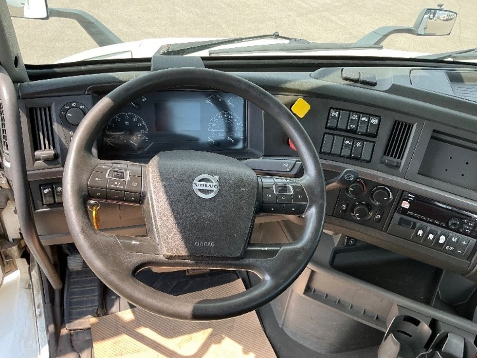 Day Cab Tractor-Heavy Duty Tractors-Volvo-2020-VNR64300-Rocky View County-AB-1,281,765\n\t\tkm-$ 28,750 - Image 11