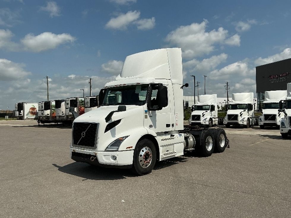 Day Cab Tractor-Heavy Duty Tractors-Volvo-2020-VNR64300-Rocky View County-AB-1,281,765\n\t\tkm-$ 28,750 - Image 3