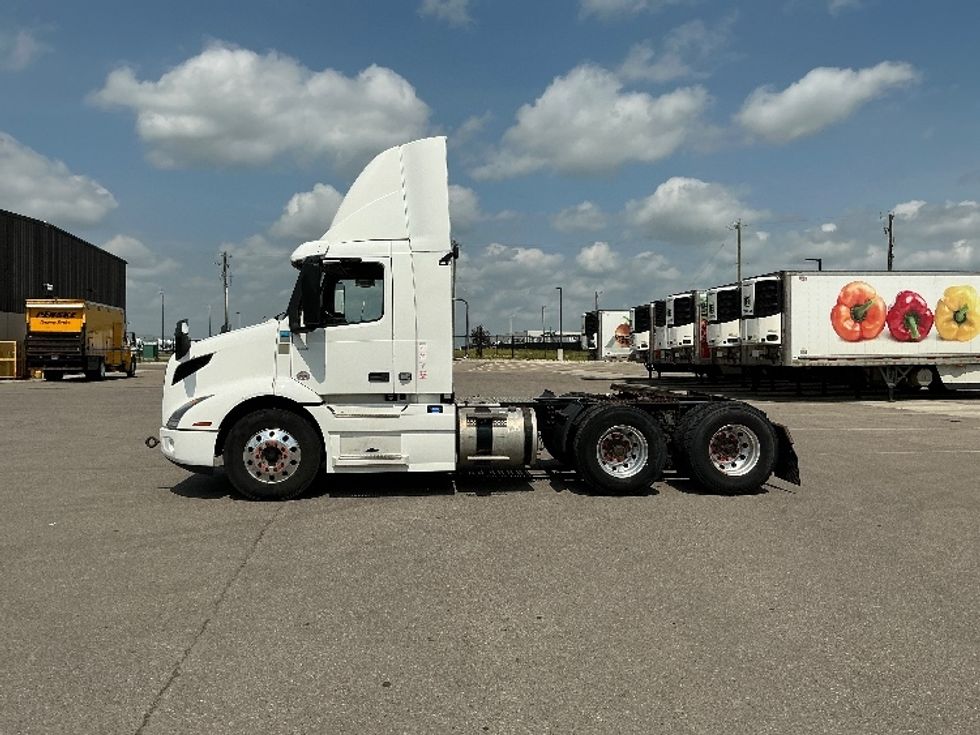 Day Cab Tractor-Heavy Duty Tractors-Volvo-2020-VNR64300-Rocky View County-AB-1,281,765\n\t\tkm-$ 28,750 - Image 4