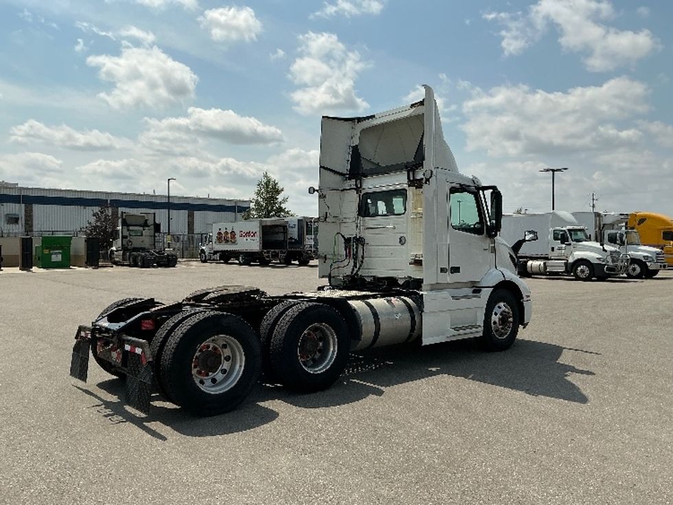 Day Cab Tractor-Heavy Duty Tractors-Volvo-2020-VNR64300-Rocky View County-AB-1,281,765\n\t\tkm-$ 28,750 - Image 7
