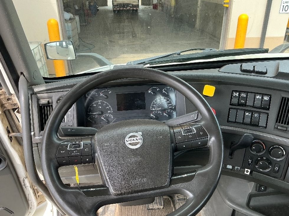 Day Cab Tractor-Heavy Duty Tractors-Volvo-2020-VNR64300-Rocky View County-AB-971,455\n\t\tkm-$ 40,250 - Image 11