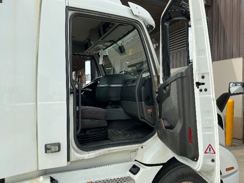 Day Cab Tractor-Heavy Duty Tractors-Volvo-2020-VNR64300-Rocky View County-AB-971,455\n\t\tkm-$ 40,250 - Image 12