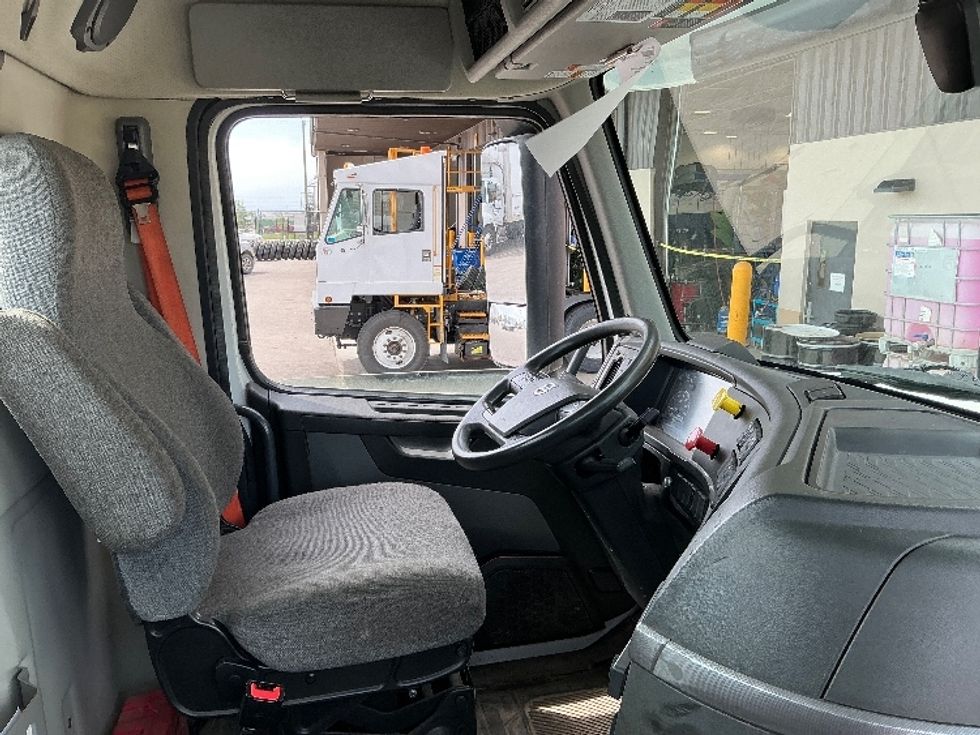 Day Cab Tractor-Heavy Duty Tractors-Volvo-2020-VNR64300-Rocky View County-AB-971,455\n\t\tkm-$ 40,250 - Image 14