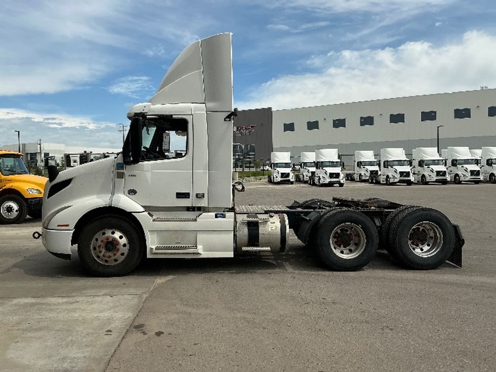 Day Cab Tractor-Heavy Duty Tractors-Volvo-2020-VNR64300-Rocky View County-AB-971,455\n\t\tkm-$ 40,250 - Image 4