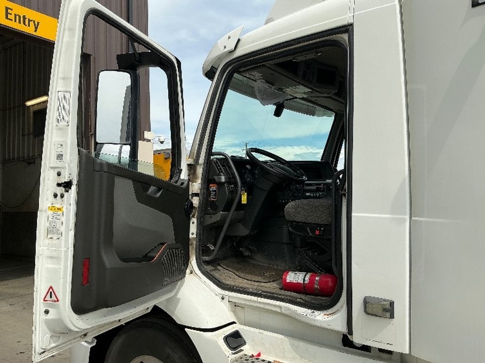 Day Cab Tractor-Heavy Duty Tractors-Volvo-2020-VNR64300-Rocky View County-AB-971,455\n\t\tkm-$ 40,250 - Image 9