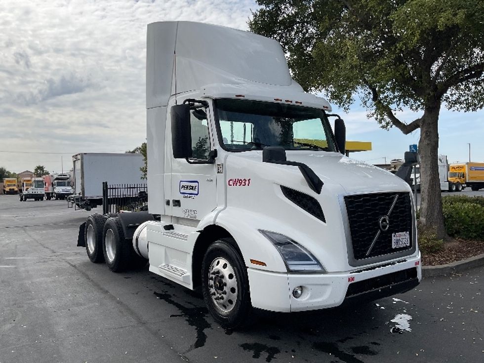 Day Cab Tractor-Heavy Duty Tractors-Volvo-2020-VNR64300-Sacramento-CA-517,949\n\t\tmiles-$ 36,250 - Image 1